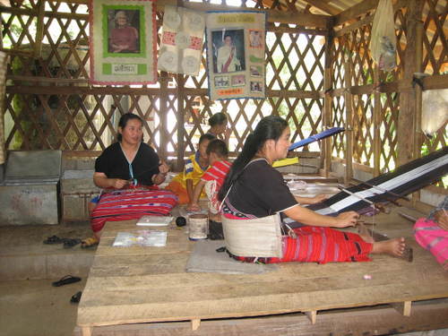 Karen_village_weavers