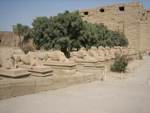 Karnak_temple_sphinxes1