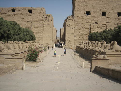 Karnak_temple_sphinxes2