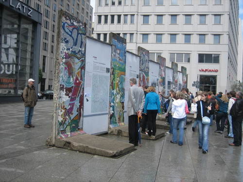 Pd_platz_wall_memorial2