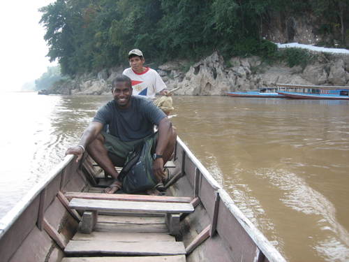 Crossing_the_mekong1