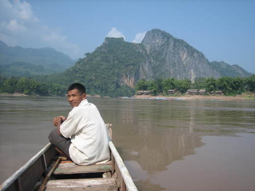 Crossing_the_mekong2