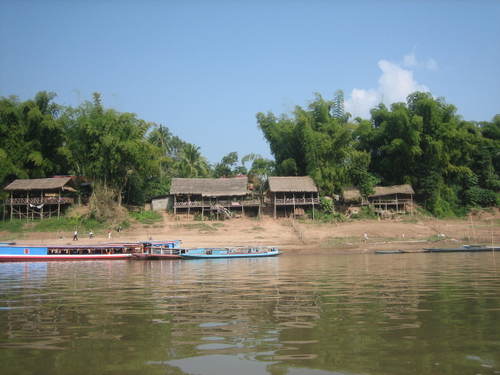 Crossing_the_mekong3