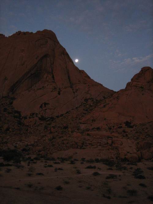 Moon_over_spitzkoppe