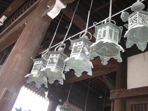 Nara_park_lantern_temple1