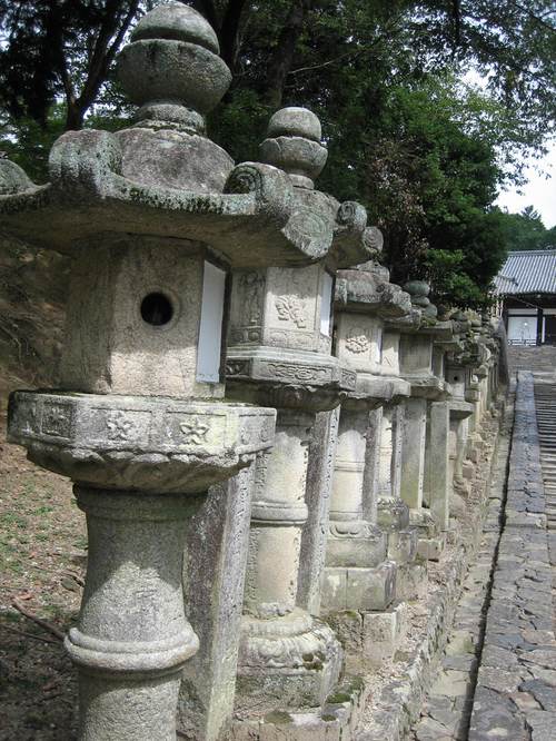 Nara_park_lanterns1