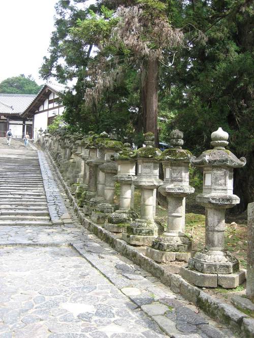 Nara_park_lanterns2